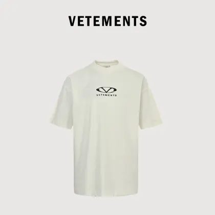 vetements 维特萌 徽标小logo标语印花短袖T恤 面料26s精棉双股300克,罗纹拉架十字螺纹,采用细支数纱线织造,使得面料质地轻薄,透气性好,穿着舒适,经过精梳处理,成品衣服超柔软,单单从工序来说就是款耗时耗力的款式,双层走线针车牢固紧实,轮廓光滑无杂边,男女同款